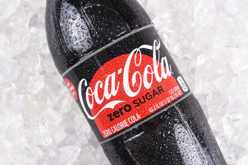En flaska av cocacola-nollsocker på is royaltyfria bilder