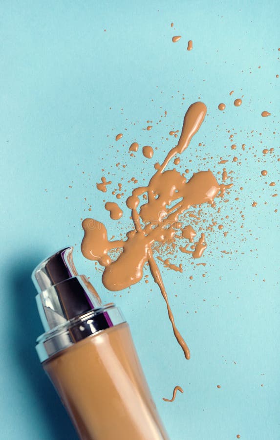 En flaska av vätskefundamentmakeup arkivbild En flaska av vätskefundamentmakeup arkivbild
