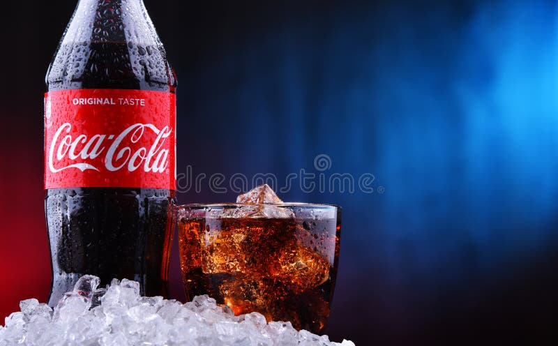 En flaska och ett glas Coca-Cola arkivfoto