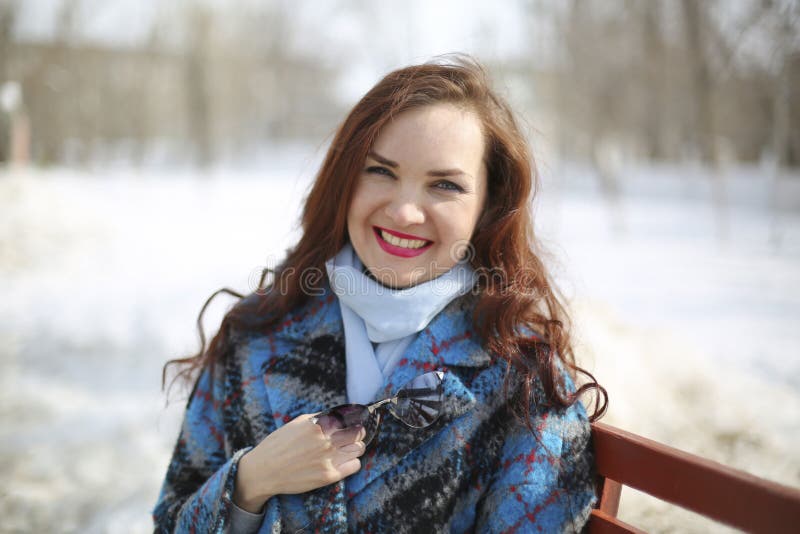 En flicka går i våren på snö och vatten royaltyfria bilder