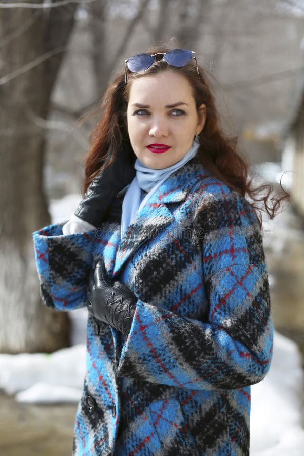 En flicka går på våren på snö och vatten arkivfoto