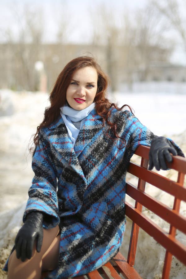 En flicka går på våren på snö och vatten royaltyfria bilder