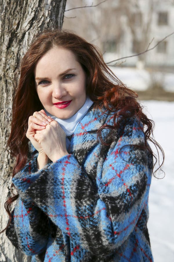 En flicka går på våren på snö och vatten arkivfoto