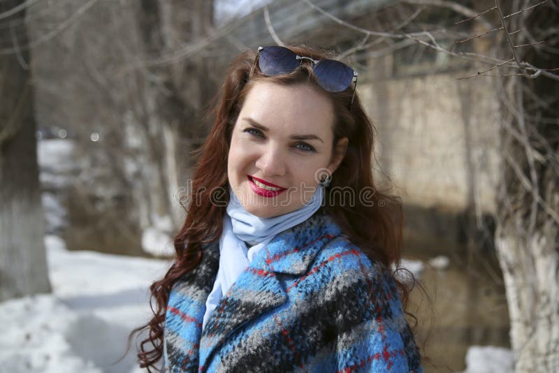 En flicka går på våren på snö och vatten royaltyfri fotografi