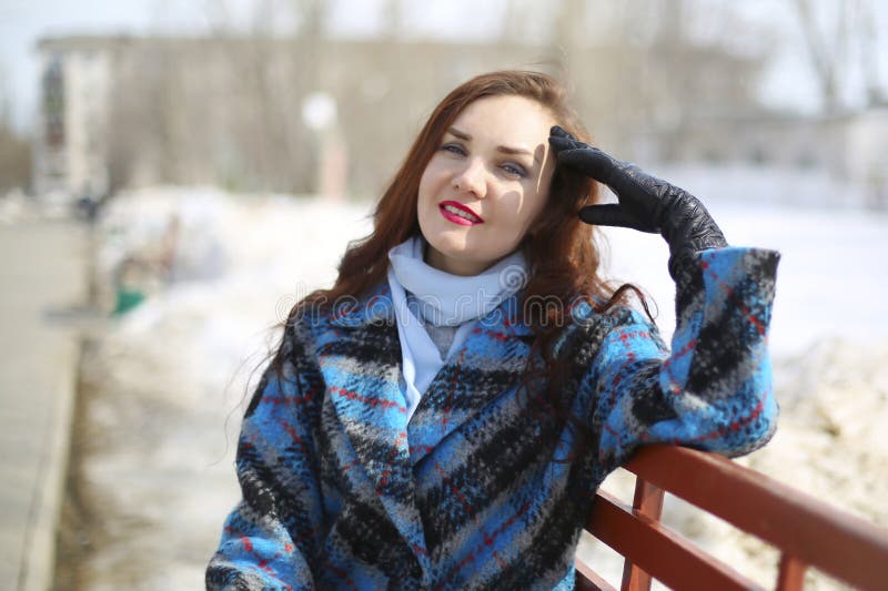 En flicka går på våren på snö och vatten arkivbild