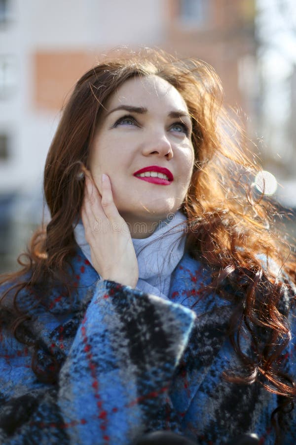 En flicka går i våren på snö och vatten royaltyfria foton