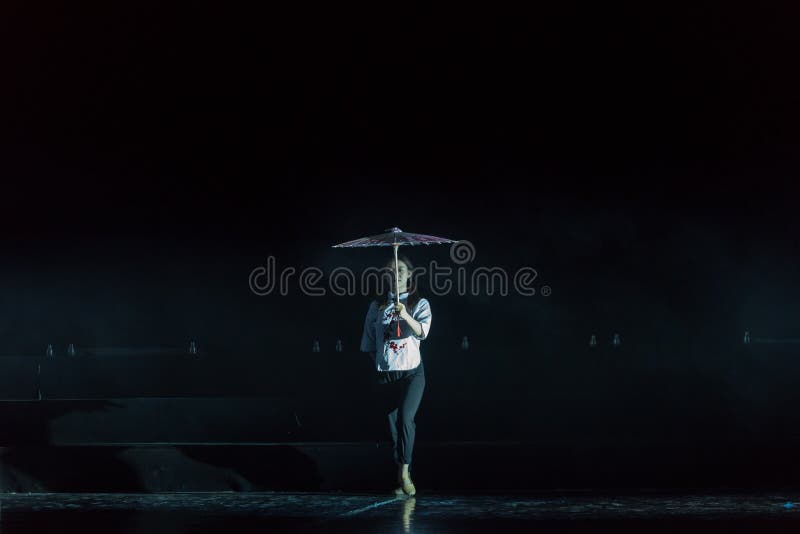 En flicka med en drama för dans för olja-papper paraply 1-Lilac