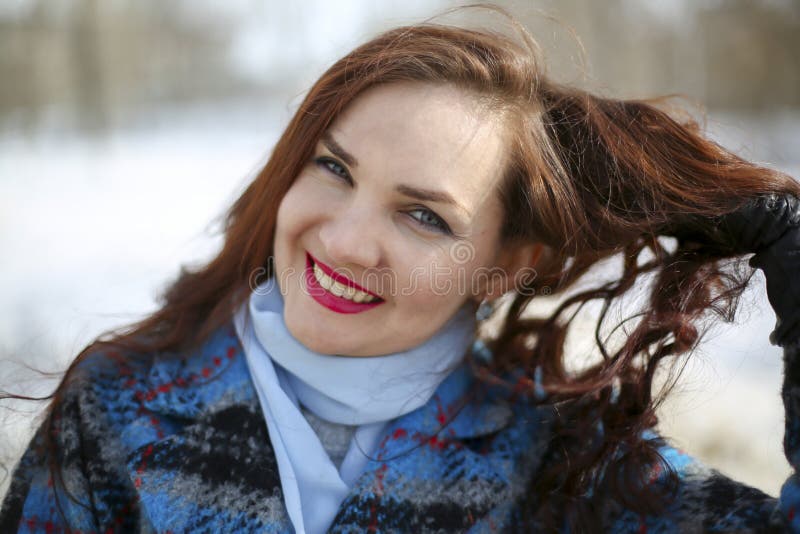 En flicka på våren på snö och vatten royaltyfri bild