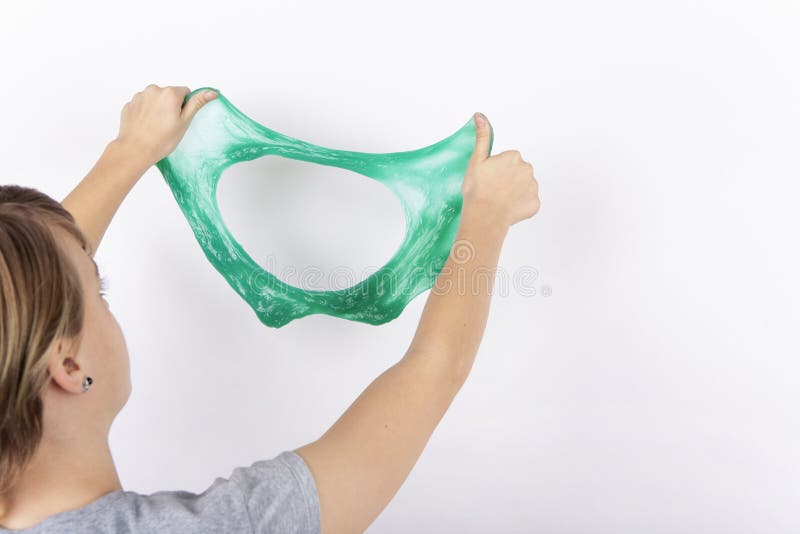 En flicka som håller ett grönt glimmer arkivfoto En flicka som håller ett grönt glimmer arkivfoto