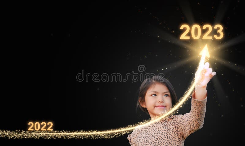 En flicka som ritar en uppåtriktad böjd linje från 2022 till 2023. nystartade nya företag som startar en personlig royaltyfria bilder