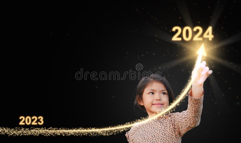 En flicka som ritar en uppåtriktad böjd linje från 2023 till 2024. nytt år jul starta ny affärsverksamhet med personligt mål royaltyfri foto