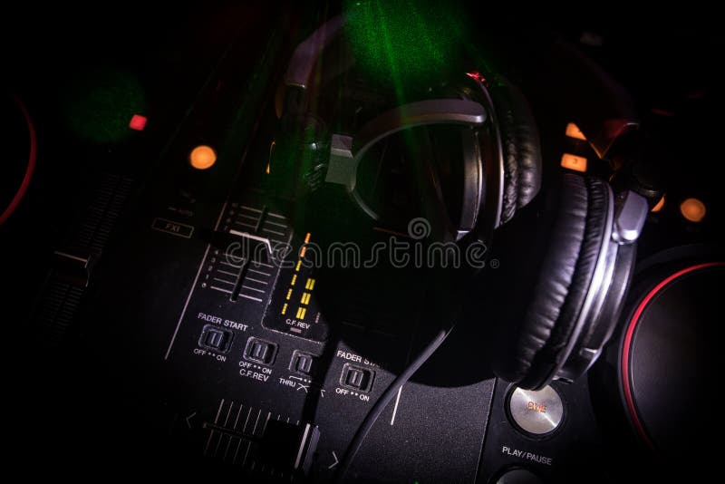 En foco selectivo del favorable regulador de DJ DJ consuela el escritorio de mezcla del disc jockey en el partido de la música en foto de archivo En foco selectivo del favorable regulador de DJ DJ consuela el escritorio de mezcla del disc jockey en el partido de la música en foto de archivo