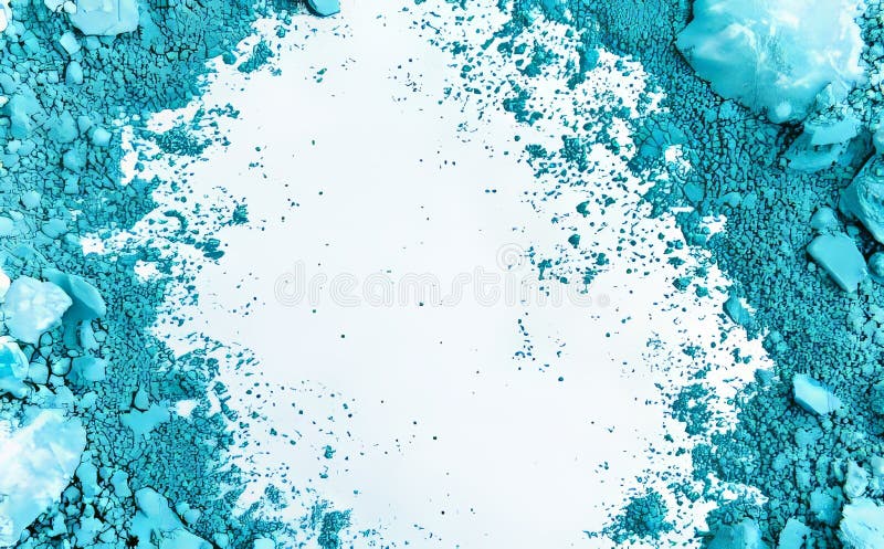 En förslutning av ett blått pulver som är spritt över en vit yta visar fin textur och levande färg arkivfoto