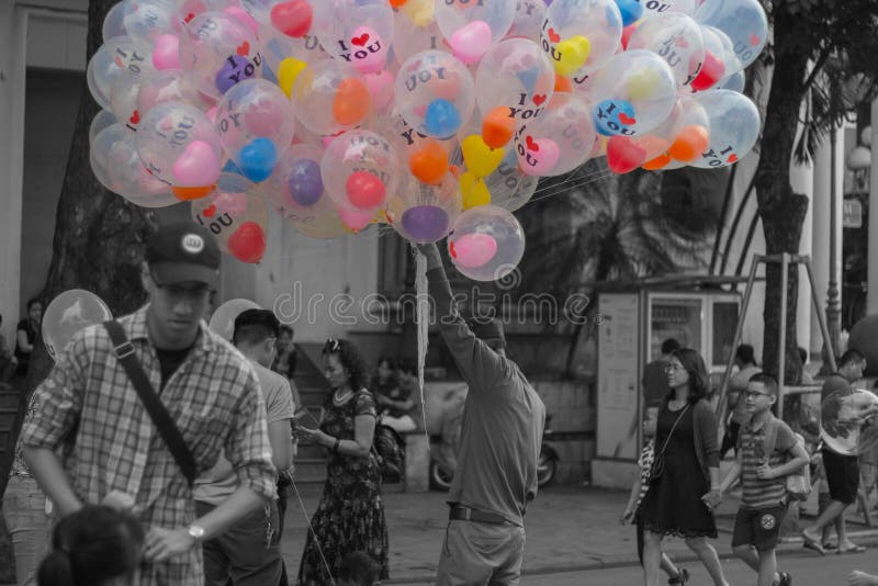 En gamal man som säljer ballonger arkivfoto En gamal man som säljer ballonger arkivfoto