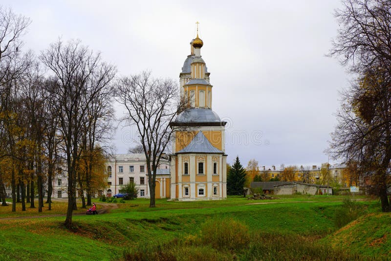 En gammal ortodox kyrka i en höst parkerar i Uglich, Ryssland royaltyfria foton En gammal ortodox kyrka i en höst parkerar i Uglich, Ryssland royaltyfria foton