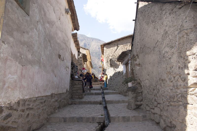 En gata med den forntida incavattenvägen i den Cusco UNESCOvärldsarvet Peru South America arkivbild En gata med den forntida incavattenvägen i den Cusco UNESCOvärldsarvet Peru South America arkivbild