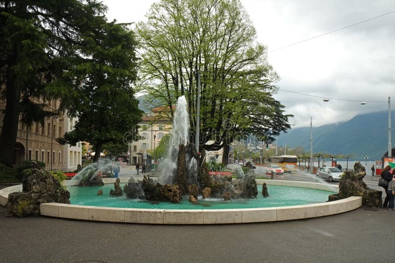 En gata med touristic shoppar och kafét i Lugano royaltyfri fotografi En gata med touristic shoppar och kafét i Lugano royaltyfri fotografi
