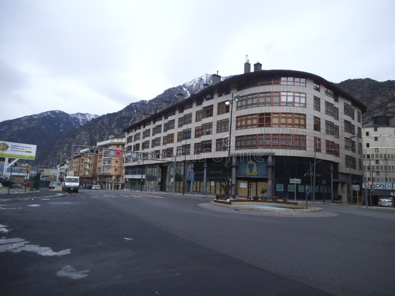 En gata och ett hus i Andorra la Vella royaltyfri fotografi En gata och ett hus i Andorra la Vella royaltyfri fotografi