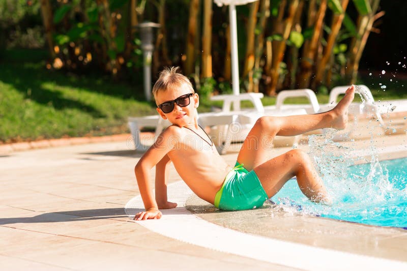 En glad liten pojke som hade kul på poolen på resorten royaltyfri foto