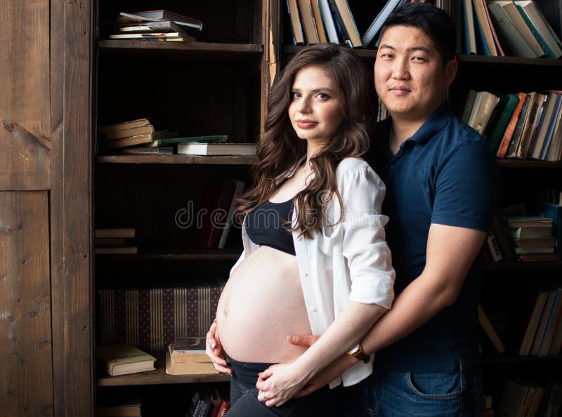 En gravid ung kvinna och en man fotografering för bildbyråer En gravid ung kvinna och en man fotografering för bildbyråer