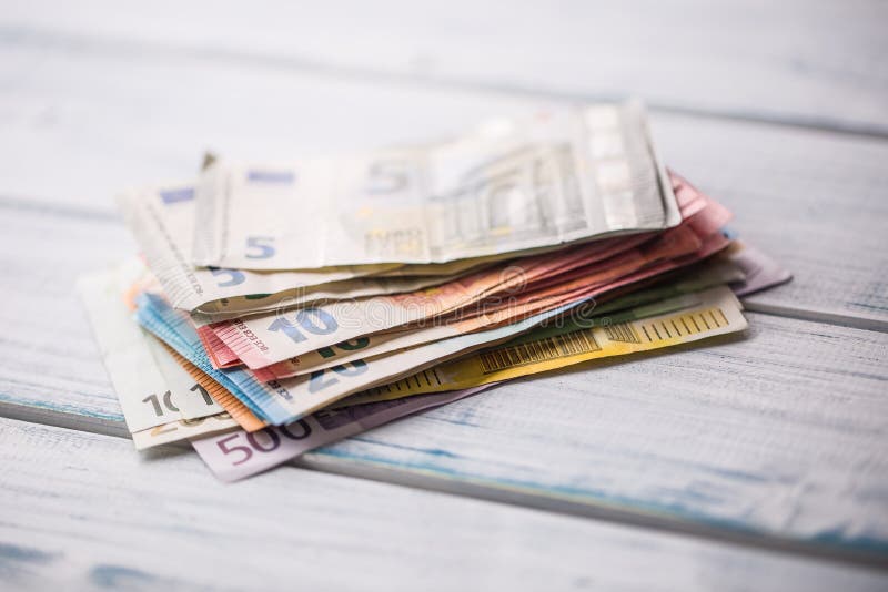 En gros plan une pile des billets de banque se trouvant sur une table en bois images stock En gros plan une pile des billets de banque se trouvant sur une table en bois images stock