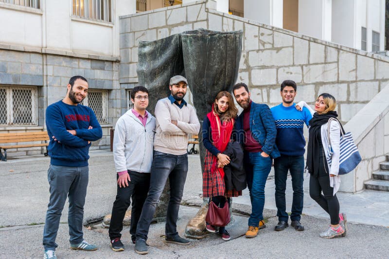 En grupp unga iranska turister som står som staty för hajbenen i palatskomplexet sadabad som byggts av qajar och pahlavi fotografering för bildbyråer