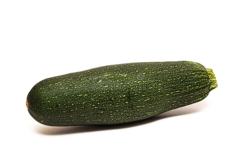 En grön zucchini som isoleras på vit bakgrund arkivfoton En grön zucchini som isoleras på vit bakgrund arkivfoton