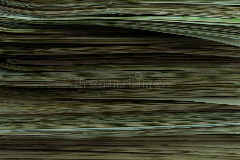 En h?g av tidningar royaltyfri bild En h?g av tidningar royaltyfri bild