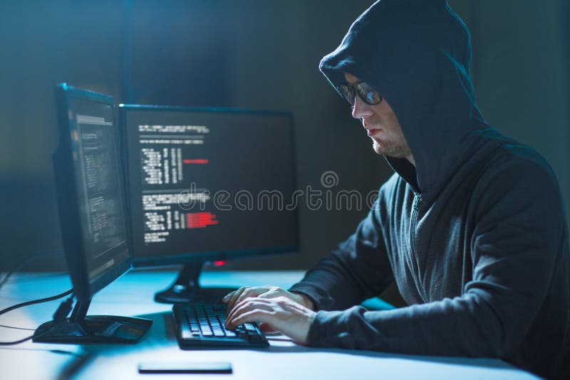 En hacker som använder dataviruset för cyberattack royaltyfri fotografi En hacker som använder dataviruset för cyberattack royaltyfri fotografi