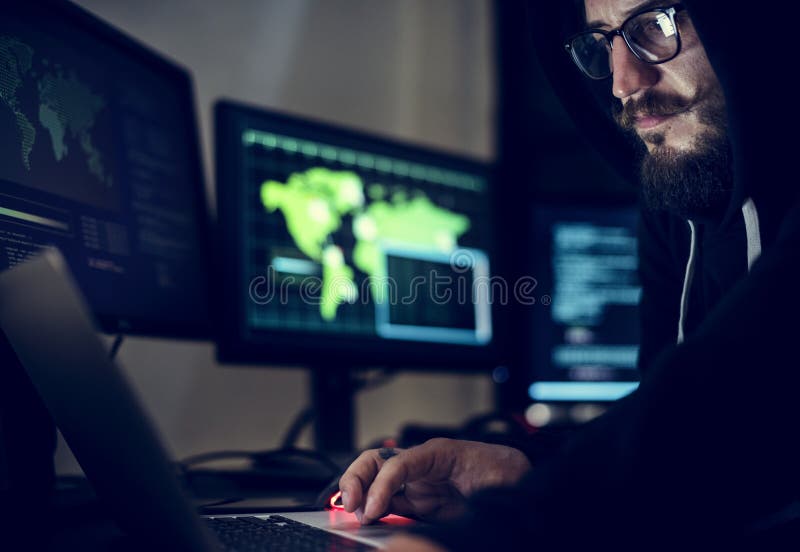 En hacker som arbetar genom att använda datoren med koder arkivbilder En hacker som arbetar genom att använda datoren med koder arkivbilder