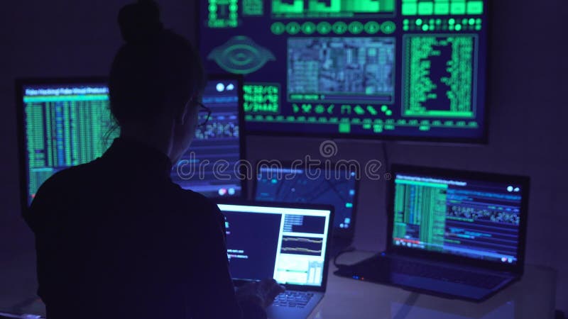 En hacker som kodifierar i cyberspace