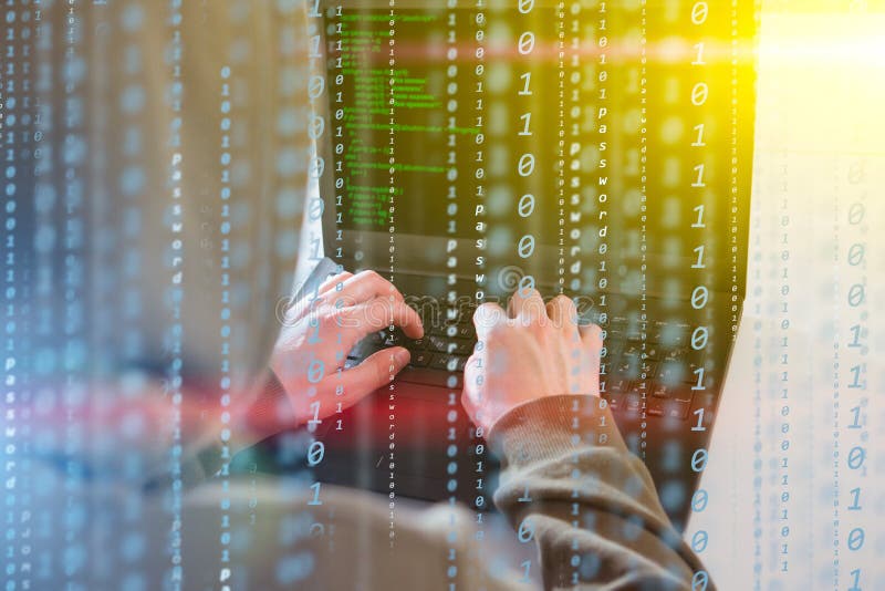 En hackerprogrammerareblicken på skärmen och skriver informationen om programkodhackan och användarekontot royaltyfri fotografi En hackerprogrammerareblicken på skärmen och skriver informationen om programkodhackan och användarekontot royaltyfri fotografi