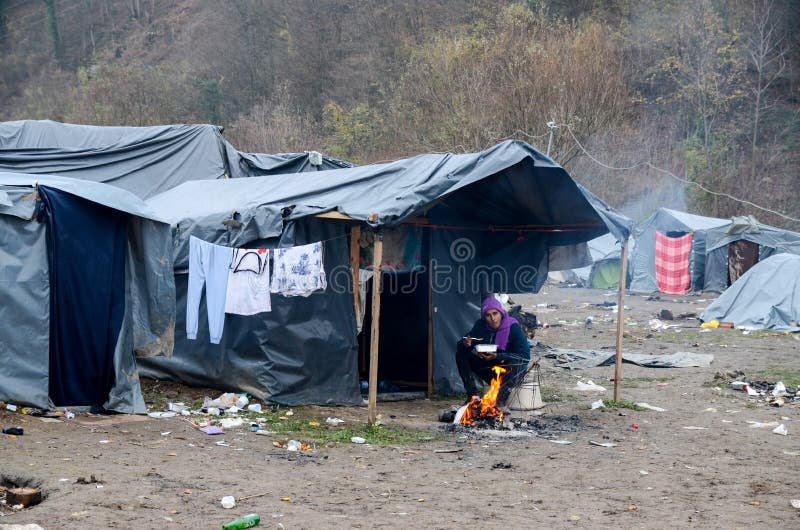 En humanitär katastrof i flykting och migranter campar i Bosnien och Hercegovina Den europeiska flyttande krisen Balkan rutt tent