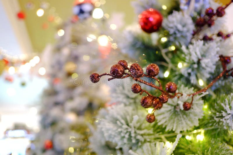En härlig blommaprydnad som hänger från en vit julgran royaltyfria bilder En härlig blommaprydnad som hänger från en vit julgran royaltyfria bilder