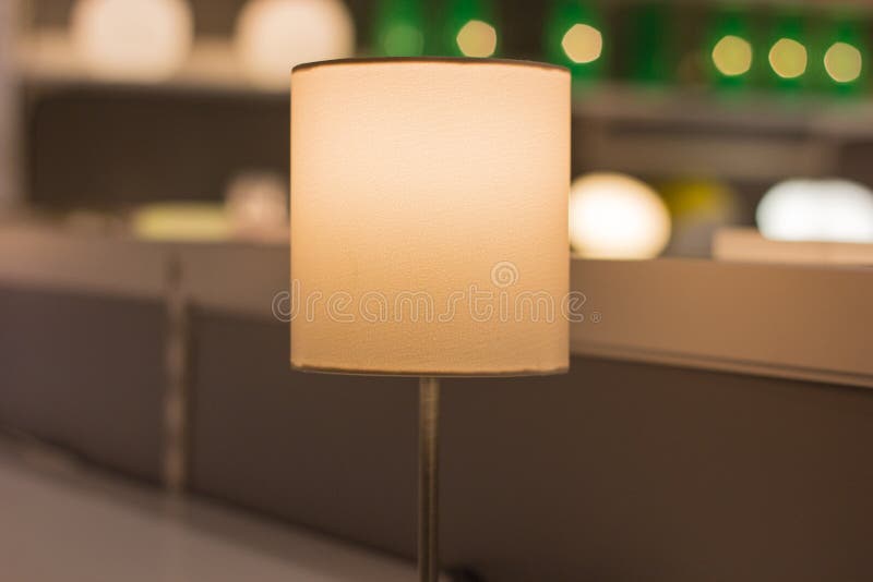 En härlig lampa är på tabellen, bakgrunden är suddig royaltyfria bilder En härlig lampa är på tabellen, bakgrunden är suddig royaltyfria bilder