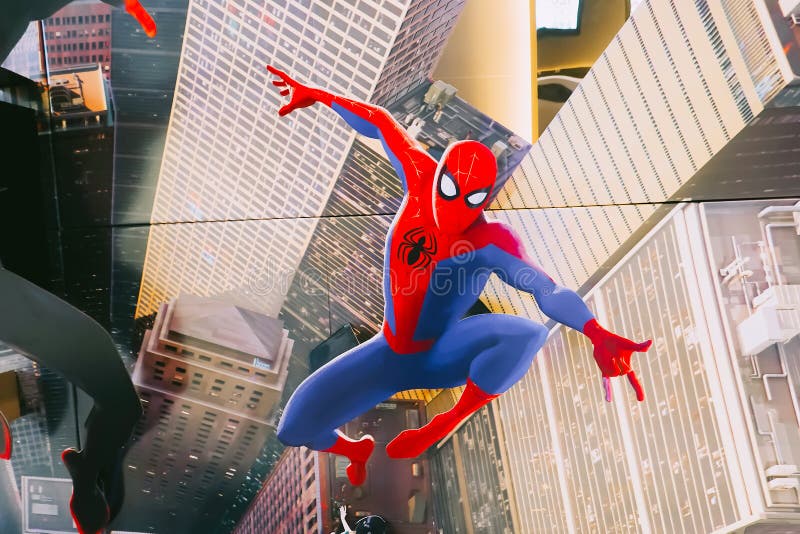 En härlig standee av en film kallade Spider-Man in i Spindel-vers skärmen på bion för att främja filmen royaltyfri bild En härlig standee av en film kallade Spider-Man in i Spindel-vers skärmen på bion för att främja filmen royaltyfri bild