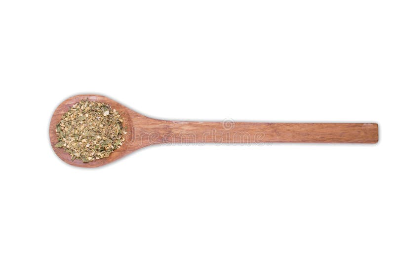 En hög av en kryddablandning för fisk på trä spoonIsolated på vit bakgrund royaltyfri fotografi En hög av en kryddablandning för fisk på trä spoonIsolated på vit bakgrund royaltyfri fotografi