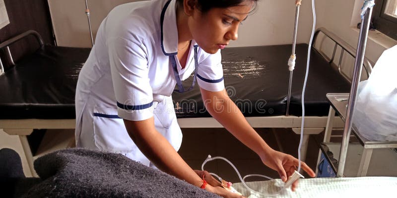 en indiansk sjuksköterska som injicerar glukosflaskor till patienten på sjukhusavdelningen i india aug 2019 royaltyfri foto en indiansk sjuksköterska som injicerar glukosflaskor till patienten på sjukhusavdelningen i india aug 2019 royaltyfri foto