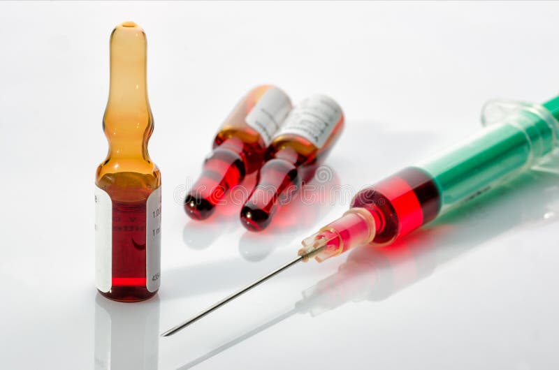 En injektionsspruta med glass små medicinflaskor royaltyfria bilder En injektionsspruta med glass små medicinflaskor royaltyfria bilder