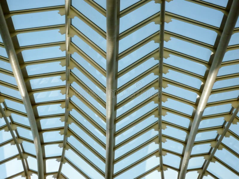 En inre detalj av metallen och den exponeringsglas formade fasadstrukturen arkivfoto En inre detalj av metallen och den exponeringsglas formade fasadstrukturen arkivfoto