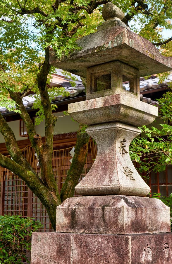 En kakudoro-fyrkantig lantern i japanskinnan. kyoto. japan arkivbilder