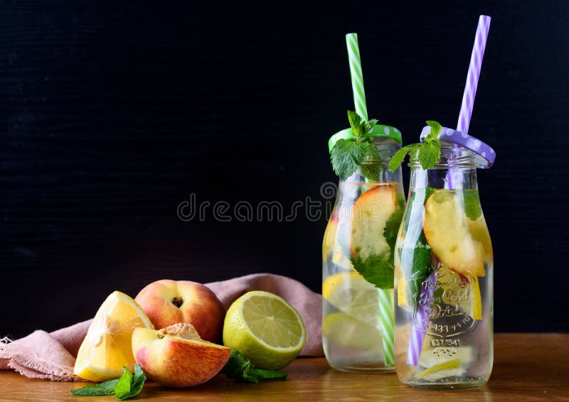 En kall drink med ny frukt och is Pepparmint persika, citron, limefrukt fotografering för bildbyråer