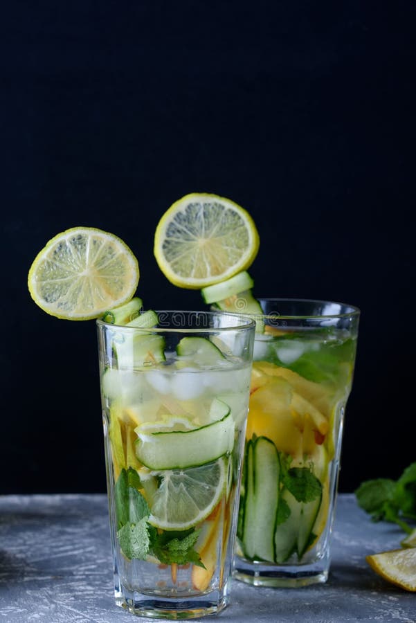En kall drink med ny frukt och is Pepparmint persika, citron, limefrukt royaltyfri bild