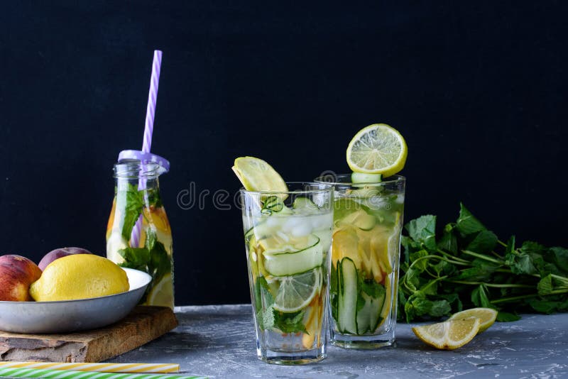 En kall drink med ny frukt och is Pepparmint persika, citron, limefrukt royaltyfria bilder
