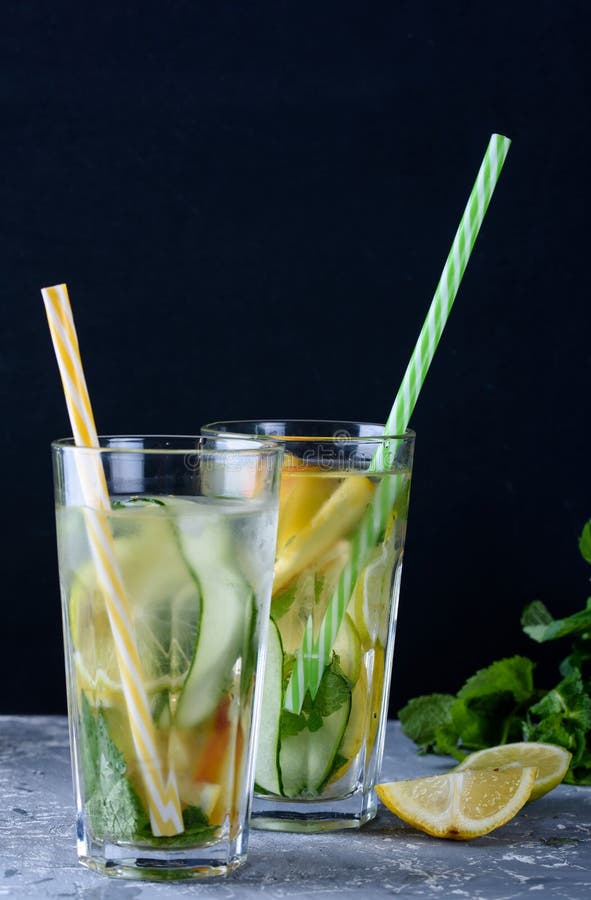 En kall drink med ny frukt och is Pepparmint persika, citron, limefrukt royaltyfria bilder