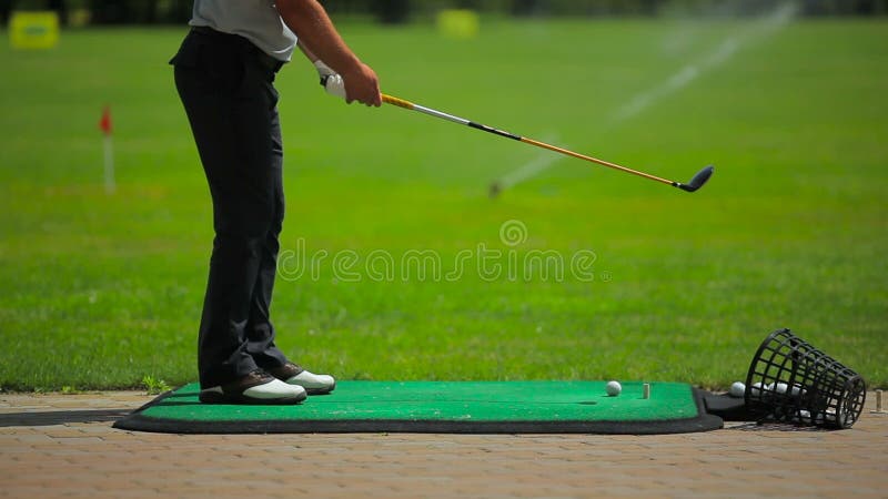 En klubba slogg bollen två gånger nära golffältet