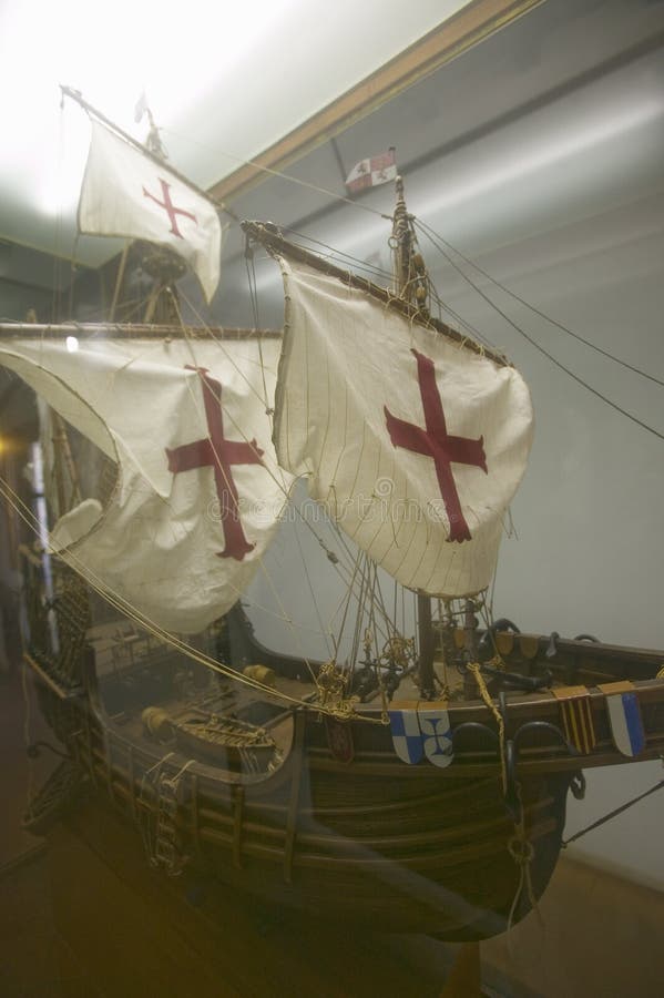 En kopia av det Santa Maria seglingskeppet på för århundradeFranciscan för th 15 för Monasterio de Santa Marï ½ ¿ en bida för de royaltyfria bilder En kopia av det Santa Maria seglingskeppet på för århundradeFranciscan för th 15 för Monasterio de Santa Marï ½ ¿ en bida för de royaltyfria bilder