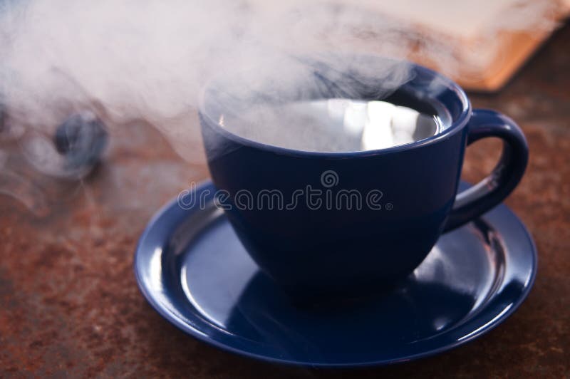 En kopp av varmt te ångar royaltyfri bild En kopp av varmt te ångar royaltyfri bild