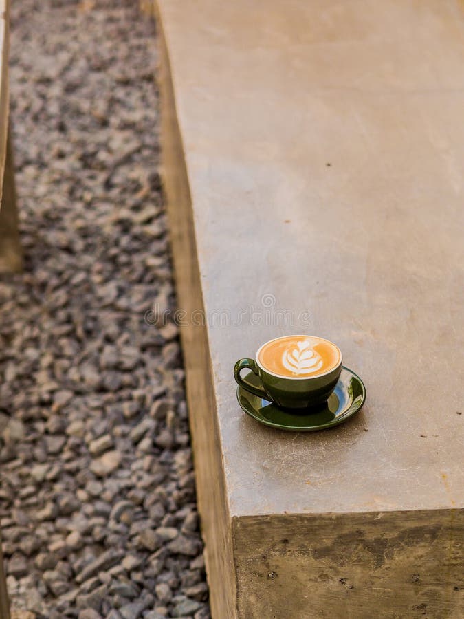 En kopp kaffe följer på eftermiddagen i trädgården. En kopp kaffe till kaffeälskare till sällskap på eftermiddagen i trädgården
