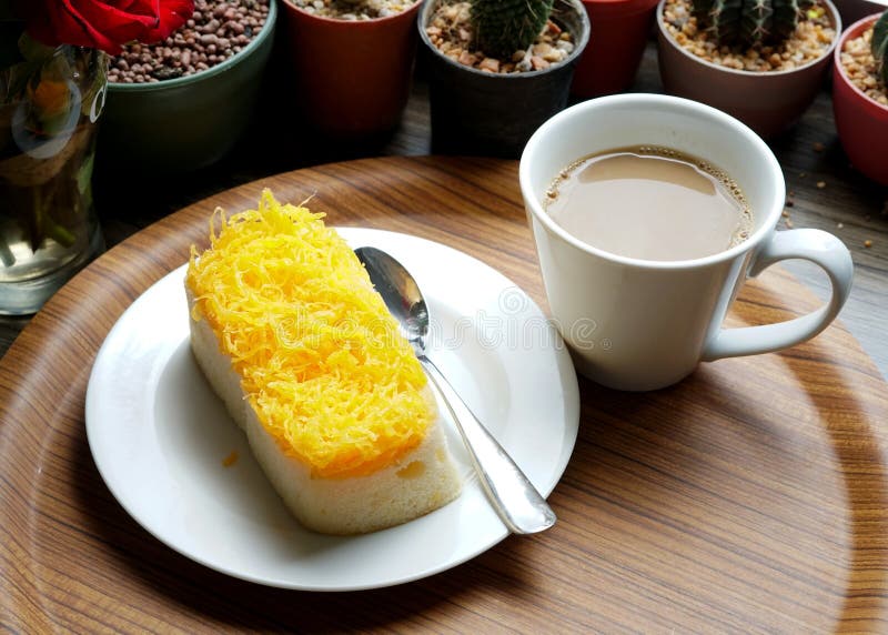 En kopp varmt kaffe med guldtråd royaltyfri foto